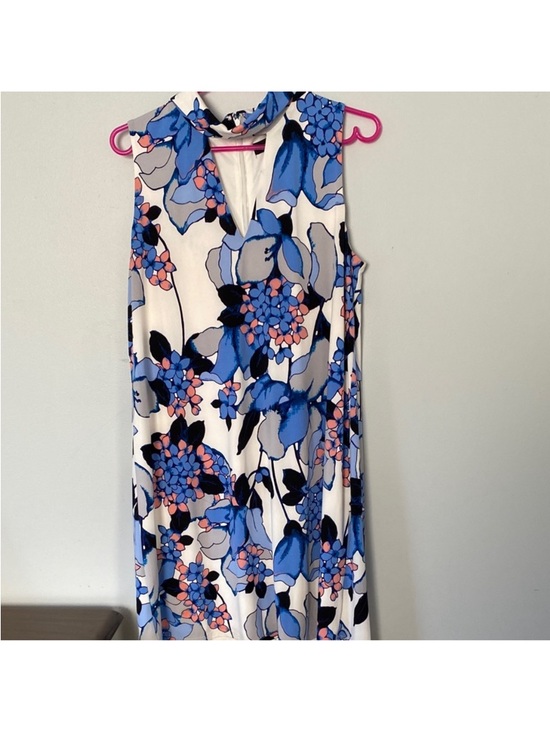 Ivanka Trump Dresses & Skirts - Ivanka Trump Sleeveless Blue Floral Knee Length Shift Dress